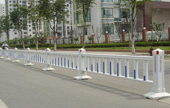 塑鋼道路<a href=http://arabicpedia.com target=_blank class=infotextkey>護(hù)欄</a>