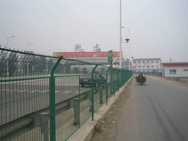 高速公路<a href=http://arabicpedia.com target=_blank class=infotextkey>護欄網(wǎng)</a>